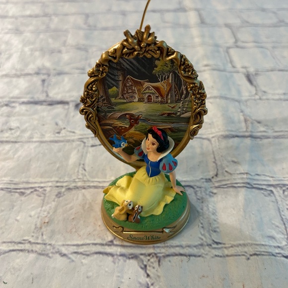HALLMARK (1998) WALT DISNEY SNOWWHITE ORNAMENT - Picture 2 of 8
